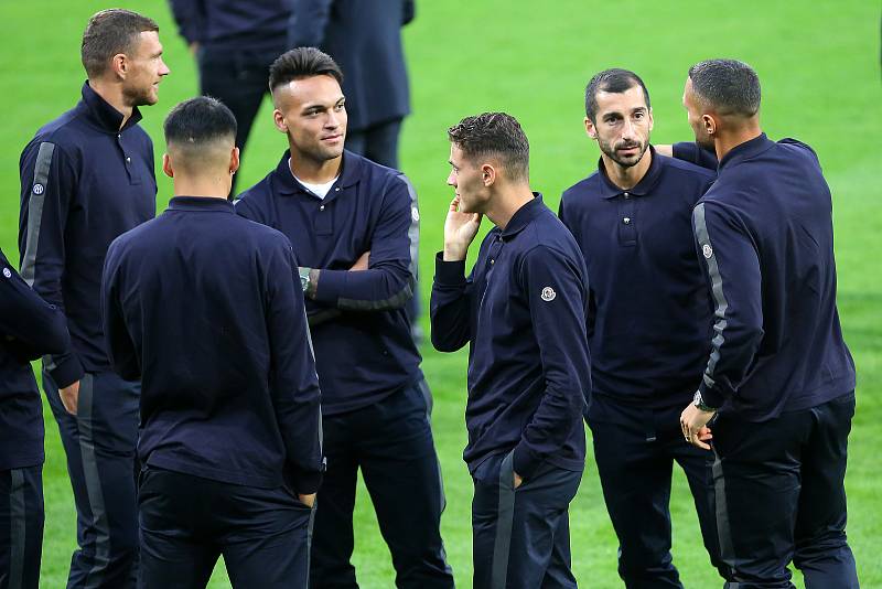 Hráči Interu Milán si místo tréninku pouze prohlédli stadion Viktorky ve Štruncových sadech. Někteří se pak i podepsali mladým fotbalistům.
