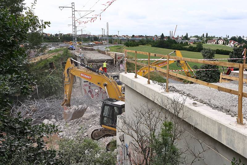 Demolice železničního mostu a vložení mostního provizoria mezi Bručnou a Koterovem je součástí prováděné modernizace železniční trati mezi Plzní a Nepomukem.