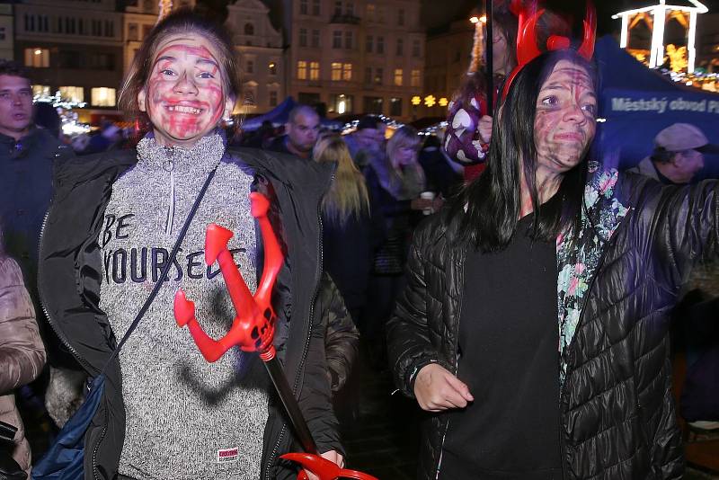 Centrální plzeňský obvod připravil velkou Mikulášskou show na vánočních trzích, na kterých se potkaly v den mikulášské nadílky nejrůznější nebesko-pekelné party