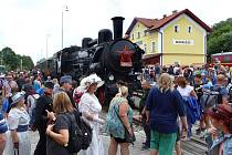 Parní vlak s lokomotivou řady 434.2. dovezl mnoho příznivců lokálek na oslavy 120 let lokální trati Pňovany – Bezdružice. Hlavním lákadlem oslav, které pokračují i v neděli, jsou jízdy historickými vlaky.