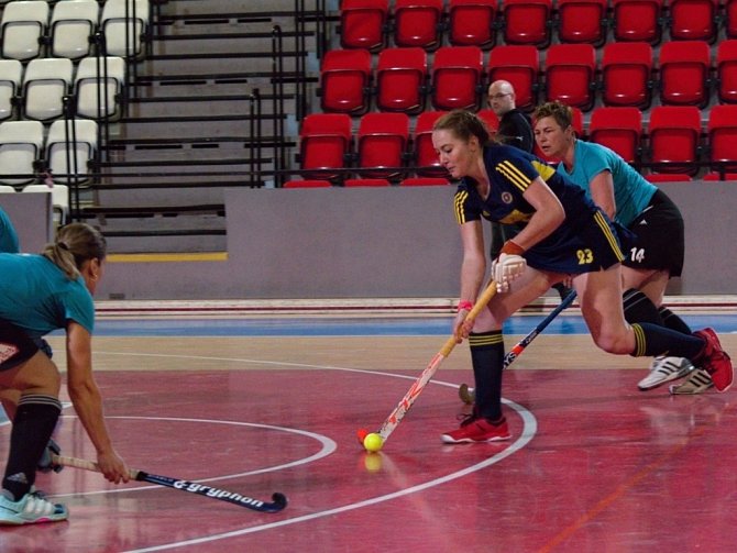 Jednou z opor pozemních hokejistek Litic byla v halové sezoně úspěšná střelkyně Denisa Vyletová (vpředu). 
