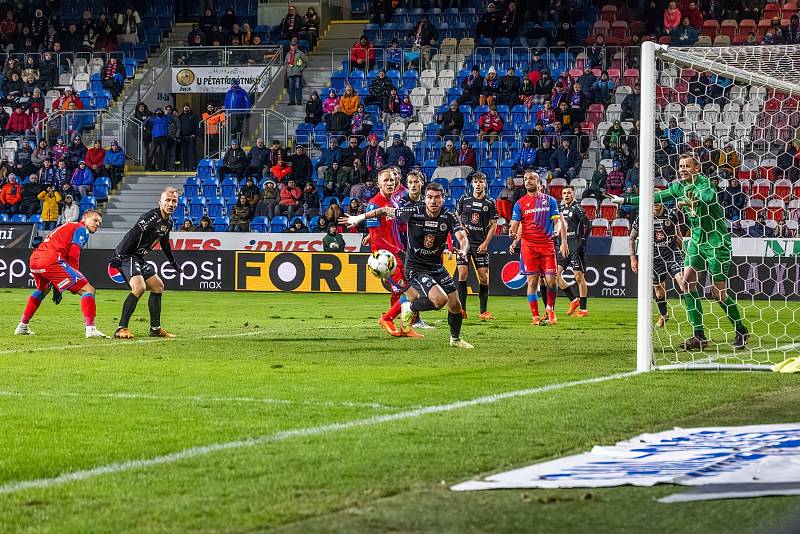 Fotbalisté Viktorie Plzeň podlehli na úvod ligového jara doma nečekaně Hradci Králové 1:2.