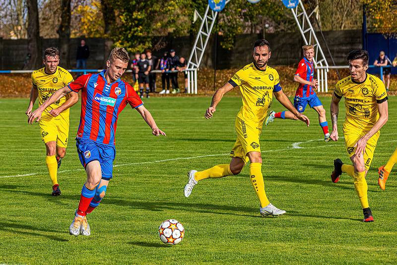 13. kolo FORTUNA ČFL, skupina A: FK ROBSTAV Přeštice (na snímku fotbalisté ve žlutých dresech) - FC Viktoria Plzeň B 1:2 (1:1).