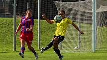 5. kolo 1. ligy žen: FC Viktoria Plzeň (na snímku fotbalistky v červenomodrých dresech) - AC Sparta Praha 1:3 (0:1).