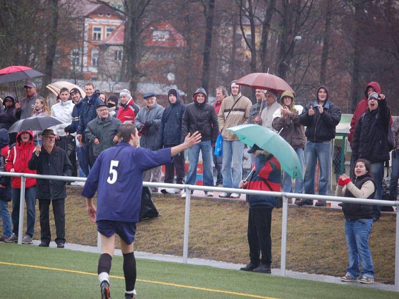 Autor druhé branky fotbalistů FK Tachov Josip Elijaš se raduje spolu s diváky. Tachovští doma zvítězili nad Meteorem Praha 3:1 zejména po velmi dobrém výkonu ve druhém poločase