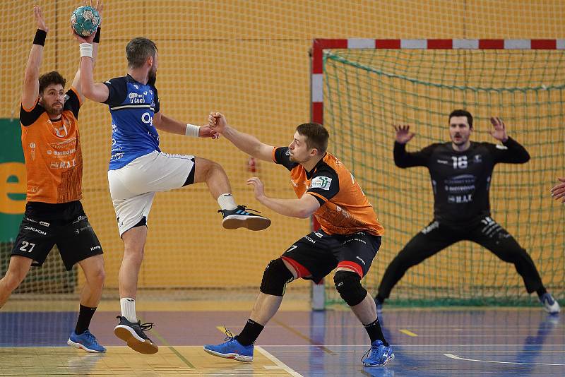 Plzeňský pivot Daniel Režnický (druhý zprava) při obranném zákroku ve středečním extraligovém utkání s Jičínem (34:22).