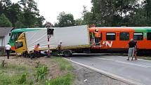 Nehoda nákladního auta a rychlíku společnosti GW Train Regio na trati Plzeň - Most se stala na železničním přejezdu nedaleko obce Kaznějov na severním Plzeňsku.