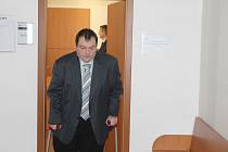 Václav Šampalík, bývalý zastupitel za KSČM a klatovský lékař dostal za nehodou, kterou vloni v létě způsobil trest zákazu řízení na tři roky a 40 měsíců podmínky, při jejímž porušení 30 měsíců vězení. Pojišťovně musí zaplatit 250 tisíc korun.