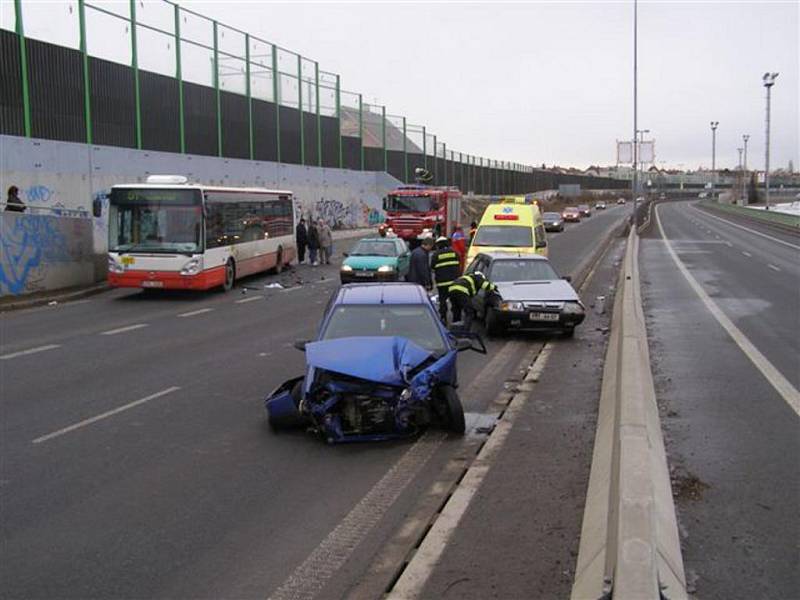 Nehoda dvou aut a autobusu MHD na výpadovce na Písek