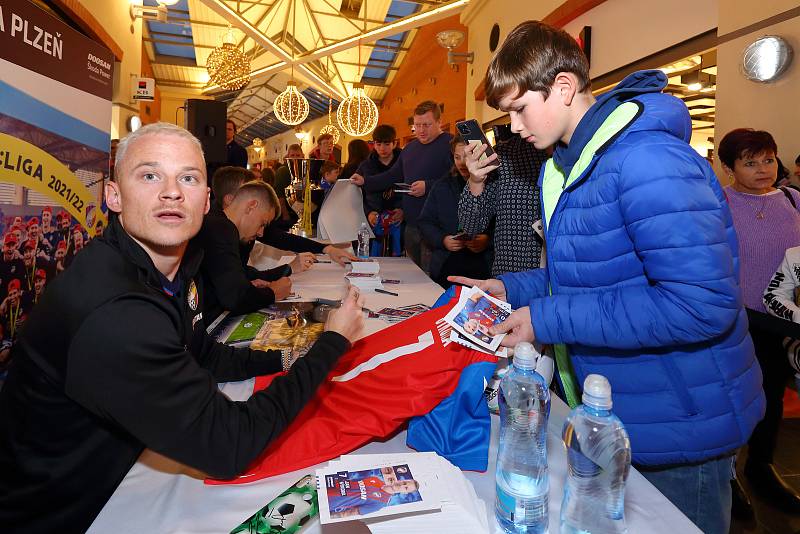 Fotbalisté plzeňské Viktorie Jan Kopic, Jan Sýkora a Jan Kliment se v pátek podepisovali svým příznivcům ve vánočně vyzdobeném obchodním centru Olympia.