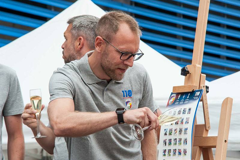 Před stadionem FC Viktoria Plzeň proběhl křest nových poštovních známek a autogramiáda za účasti klubových legend Františka Plasse, Pavla Horvátha, Marka Bakoše, Daniela Koláře, Davida Limberského.