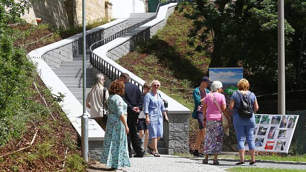 Nové schodiště spojující Mikulášské náměstí s nábřežní stezkou u Radbuzy pro cyklisty a pěší bylo slavnostně uvedeno do provozu.