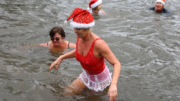 Tři desítky otužilců plavaly při Vánočním máčení v Hradišti