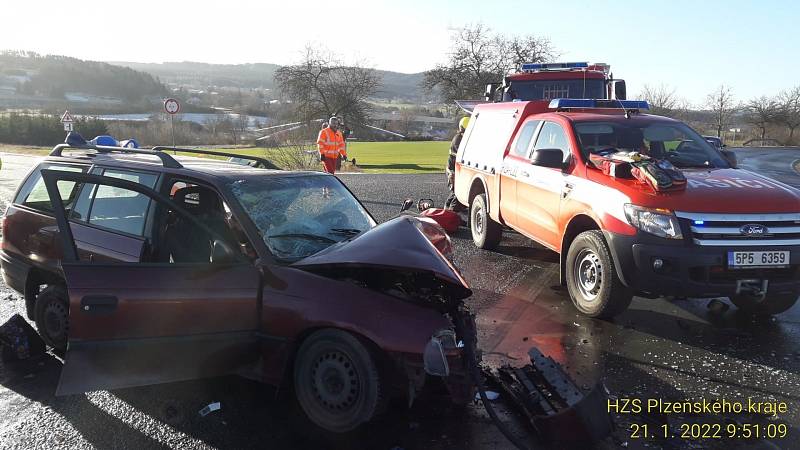 Dopravní nehoda dvou osobních vozidel na silnici mezi Mýtem a Medovým Újezdem.