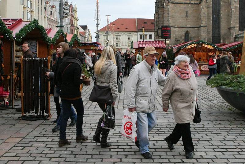 Na trzích na náměstí Republiky vládne vánoční atmosféra.