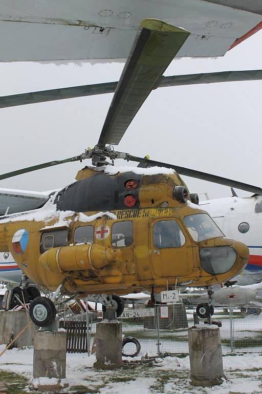 Stěhování tanku T-34 a vrtulník Mi-2 na svém novém místě v Air Parku Zruč