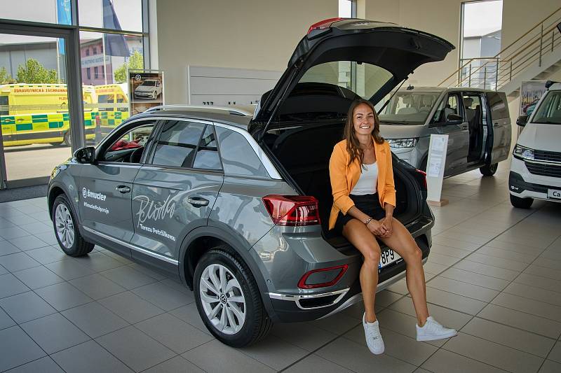 Předávání vozidla Volkswagen T-Roc atletce Škody Plzeň Tereze Petržilkové.