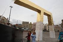 Kašny na náměstí Republiky, připravené na slavnostní spuštění - na snímku Velbloud