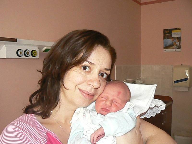 Nelinka Sluková, které budou 3 roky, dostala k Mikukáši 5. prosince v 9:35 hod. brášku. Lukášek (3,26 kg, 51 cm) se narodil rodičům Vlaďce a Láďovi z Plzně ve fakultní nemocnici