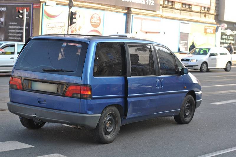 Při odpolední nehodě na křižovatce ulic Skrétova a Klatovská byl sražen muž, kterého odvezli záchranáři do nemocnice