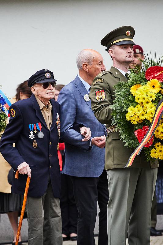 Hlavní pietní akt Slavností Svobody u památníku Díky Ameriko! na Americké třídě v centru Plzně. Váleční veterání z USA a Belgie pozdravili v pátek večer přihlížející a vzdali čest svým spolubojovníkům.