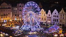 Rozsvícení vánočního stromu na náměstí Republiky v Plzni sledovaly tisíce lidí. Letos zdobí střed města patnáctimetrová jedle ojíněná.