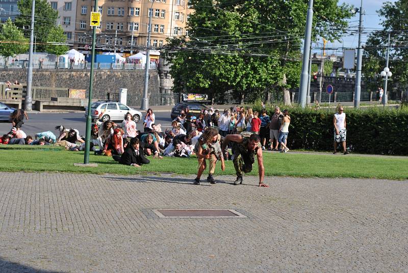 Populární zombie walk má za sebou další ročník. Na sto třicet účastníků prošlo Plzní, přímo během Dne Meliny Mercouri.