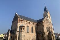 Novorománský kostel sv. Josefa v Úhercích na severním Plzeňsku je dominantou obce i okolí.