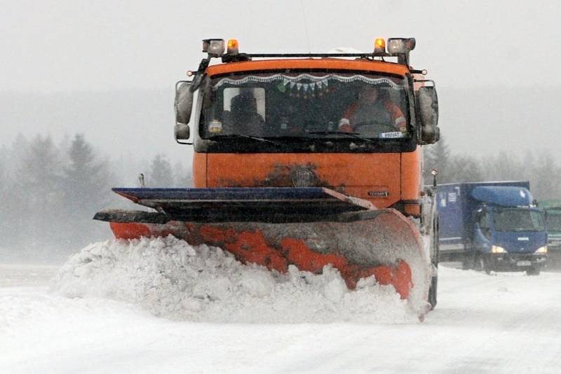 Sníh dělal komplikace i řidičům na silnici I/20 z Plzně do Karlových Varů