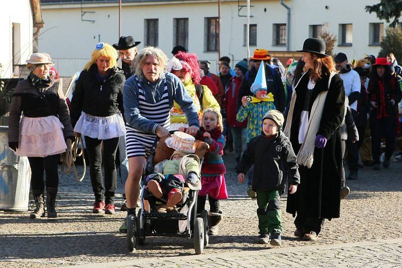 Zhruba stovka lidí se na Silvestra převlékla do cirkusových masek a vyrazila na pětikilometrový pochod. 