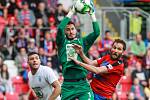 Útočník Viktorie Plzeň Marek Bakoš (vpravo) dotírá na boleslavského brankáře Vejmolu. Bakoš se naposledy střelecky prosadil z penalty ve 26. kole proti Dukle.