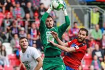 Útočník Viktorie Plzeň Marek Bakoš (vpravo) dotírá na boleslavského brankáře Vejmolu. Bakoš se naposledy střelecky prosadil z penalty ve 26. kole proti Dukle.