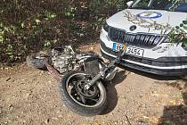 Ujíždějícího a poté utíkajícího motorkáře zastavila v Plzni až namířená služební zbraň strážníka.