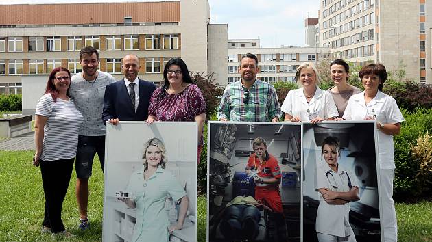 Zpěvák Marek Ztracený a fotbalový trenér Pavel Horváth přinesli fotografické obrazy z kalendáře Time, pro který sami pózovali. Výnos z prodeje kalendáře podpoří nadaci Onkoláček.