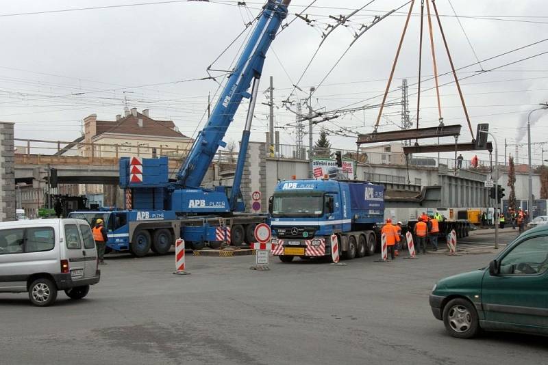 Starý železniční most v plzeňské Prokopově ulici dnes odpoledne rozebírali dělníci a na místě šestasedmdesátitunového kolosu vyroste nový most. 