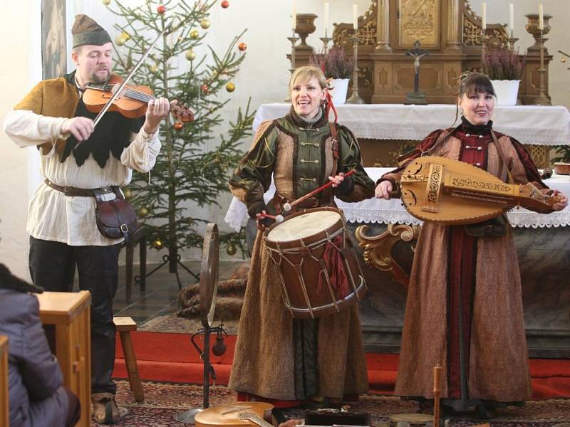 V žákavském kostele svatého Vavřince se uskutečnil koncert středověké vánoční hudby