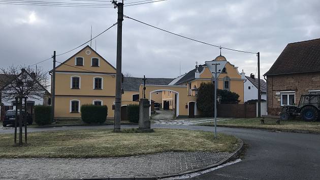 Radějovice jsou malá obec, kde žije pár desítek lidí. V pondělí ráno tam bylo pusto.