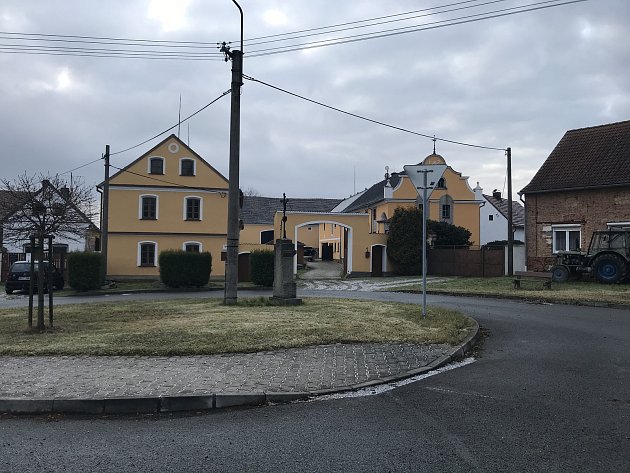 Radějovice jsou malá obec, kde žije pár desítek lidí. V pondělí ráno tam bylo pusto.