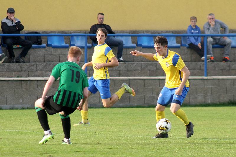 13. kolo FORTUNA divize A: SK SENCO Doubravka (na snímku fotbalisté ve žlutých dresech) - FC Rokycany 4:0 (3:0).