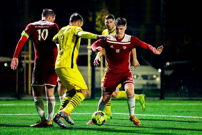 15. kolo krajského přeboru: SK Petřín Plzeň B - TJ Sokol Lhota (na snímku fotbalisté ve žlutých dresech) 5:1 (3:0).