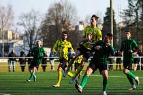 Fotbalisté FK Robstav (na archivním snímku hráči ve žlutých dresech) porazili ve středečním přípravném utkání divizní Rokycany (zelené dresy) 6:1.