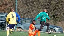 Fotbalisté Tachova (v zelených dresech) prohráli v přípravném zápase s Doubravkou (ve žlutých) 1:4.