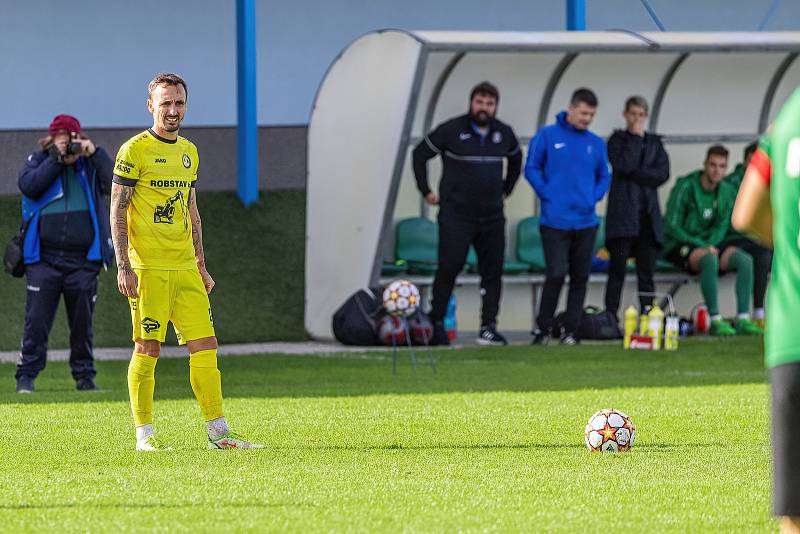 7. kolo FORTUNA ČFL, skupina A: FK ROBSTAV Přeštice (na snímku fotbalisté ve žlutých dresech) - FK Baník Sokolov 0:2.