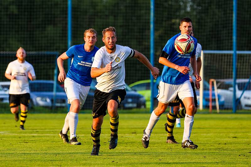 8. kolo krajského přeboru: SK Rapid Plzeň (na snímku hráči v modrých dresech) - FC Chotíkov 1932 1:2 (0:1).