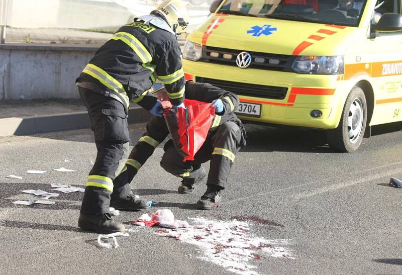 Motorkář srazil v Sirkové ulici chodce