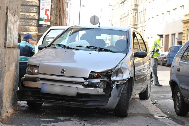 Dopolední nehoda dvou aut na křižovatce ulic Bendova a Skrétova v Plzni