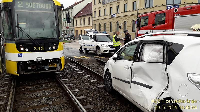 Nehoda tramvaje a osobního auta u autobusového nádraží v Plzni