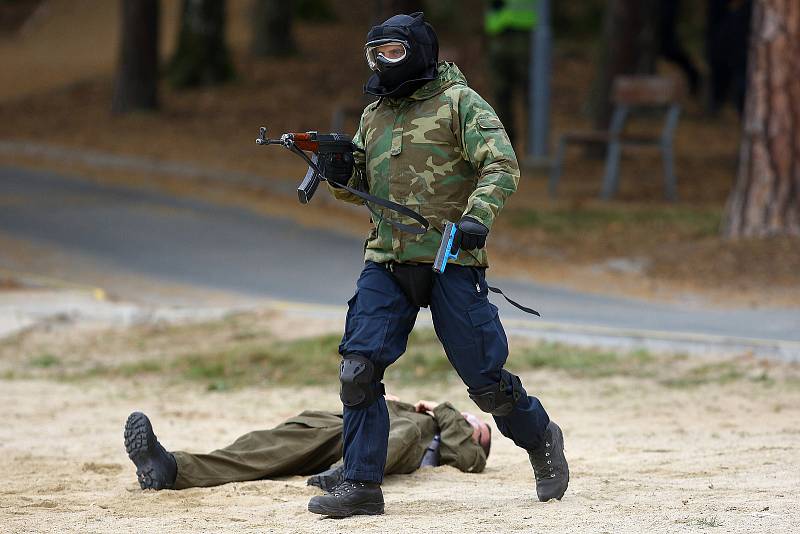 Zásah proti střelcům na technoparty trénovaly oddíly pořádkové policie. 180 příslušníků PČR a 34 policistů ze SRN nacvičovalo jak ochránit účastníky akce a zpacifikovat agresory. U rybníku Bolevák zasahovaly i další záchranné složky včetně vrtulníku LZS.