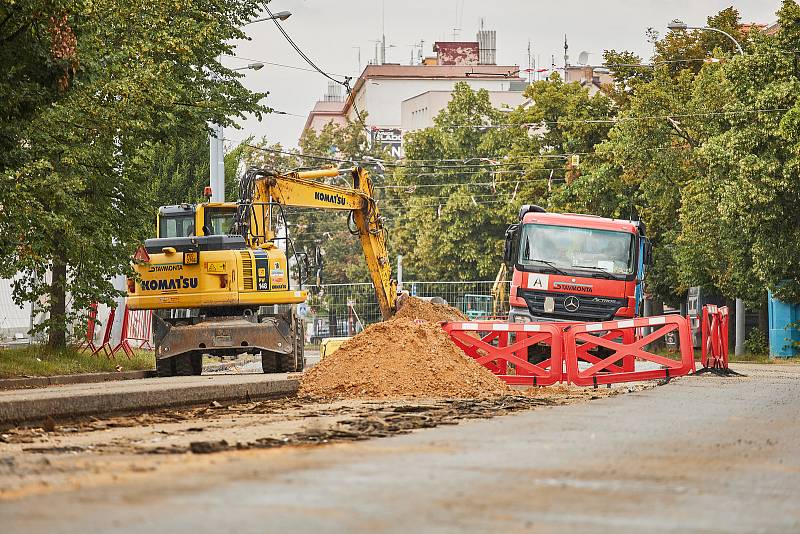 Rekonstrukce tramvajové trati v Koterovské ulici v Plzni na Slovanech. Hotovo by mělo být po polovině září.