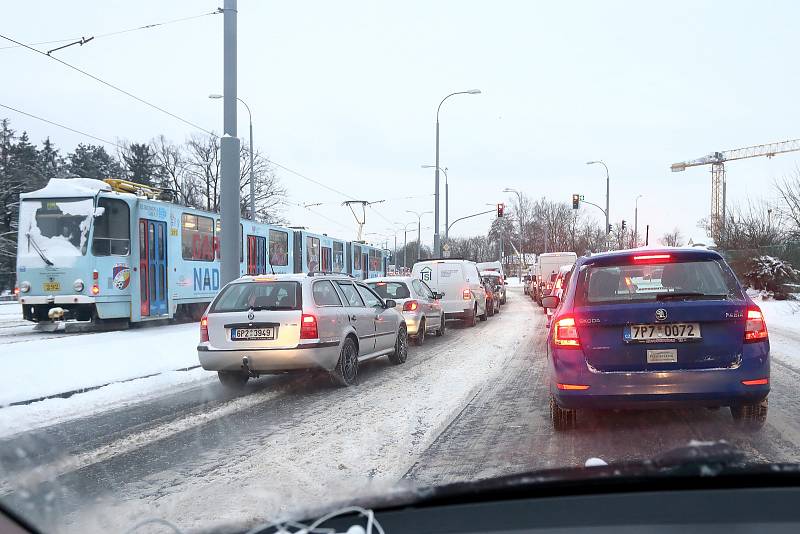 Sníh zasypal západočeskou metropoli. Zejména ráno kvůli neuklizeným komunikacím velmi komplikoval dopravu i na hlavních tepnách. Jinde ale sněhová nadílka nepřekážela a ozdobila nejen střechy a nejrůznější plzeňská zákoutí.